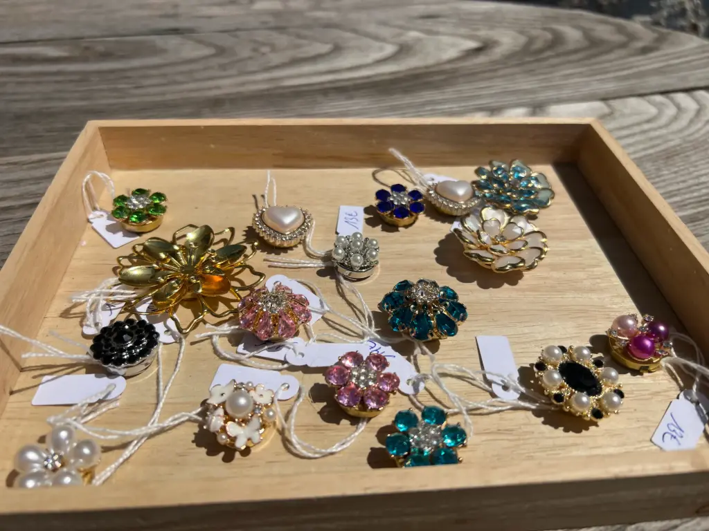 Pince à bouton (De 12€ à 16€)