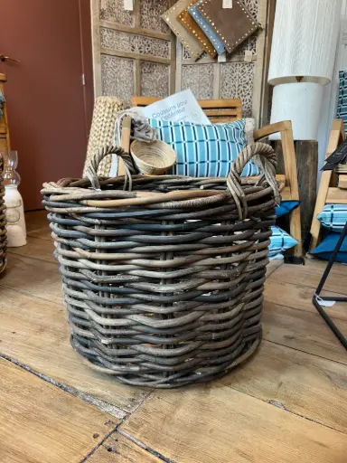 Petit panier en osier tressé