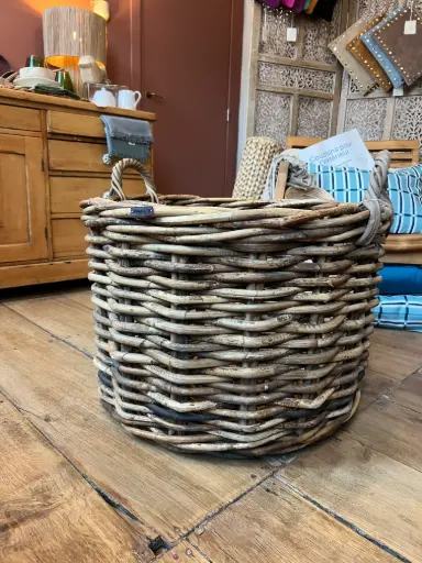 Grand panier en osier tressé