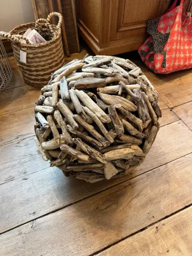 Petite boule en bois flotté